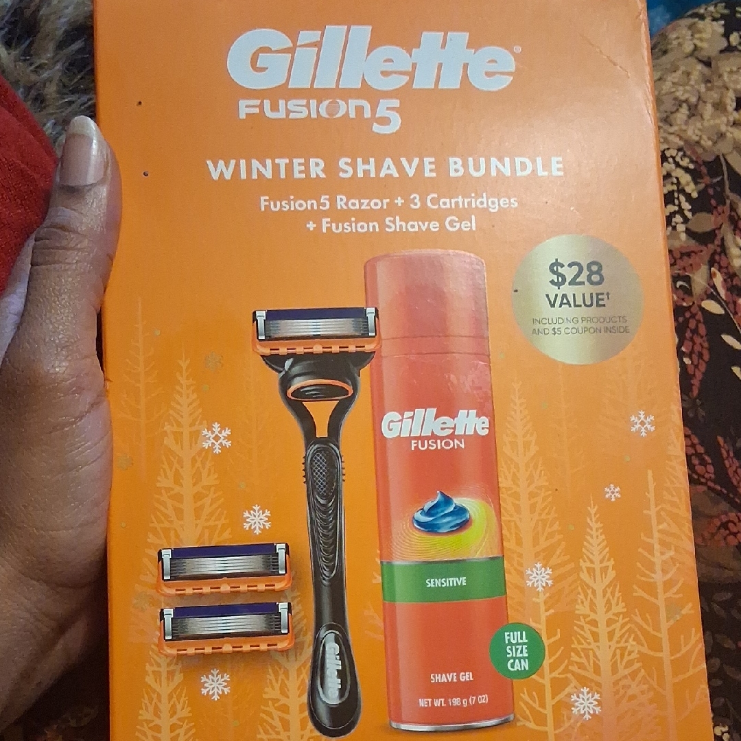 Gillette Fusion5 Winter Shave Bundle Gillette Fusion5 Winter Shave Bundle